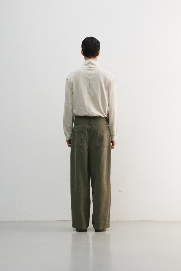 **크롭 루즈드 터틀넥 티셔츠**는 베이직하면서도 미니멀한 스타일을 추구하는 분들을 위한 아이템입니다. 가을, 겨울 시즌에 어울리는 부드러운 면 소재로 제작되었으며, 멜란지 베이지 컬러가 은은한 분위기를 자아냅니다. 루즈핏과 크롭 기장으로 트렌디함을 더하고, 배색 스티치 포인트가 밋밋함을 덜어줍니다. 터틀넥 디자인으로 보온성을 높였으며, 출근룩과 모임룩 등 다양한 TPO에 활용 가능합니다.
