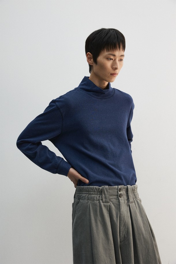 가을, 겨울 시즌에 어울리는 크롭 루즈드 터틀넥 티셔츠입니다. 부드러운 면 소재로 제작되어 편안한 착용감을 선사하며, 멜란지 컬러와 배색 스티치 포인트가 은은한 멋을 더합니다. 8cm 높이의 터틀넥 디자인과 루즈핏으로 트렌디한 스타일을 연출하며, 출근룩이나 모임룩 등 다양한 TPO에 활용 가능합니다. 미니멀, 클래식, 캐주얼 등 어떤 스타일에도 잘 어울리는 활용도 높은 아이템으로, 네이비와 차콜 두 가지 색상으로 만나보세요. 기계세탁이 가능하여 관리가 용이합니다.
