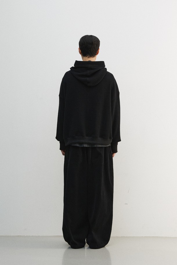 블랙 컬러의 남성용 바라클라바 후디입니다. 가을, 겨울 시즌에 어울리는 두꺼운 두께감의 루즈핏으로, 부드러운 울과 폴리에스터 혼방 소재를 사용하여 편안한 착용감을 선사합니다. 핑거홀 디테일과 립 밴드 없는 소매단, 멜란지 컬러감과 투톤 편직이 특징이며, 가먼트 워싱 처리를 통해 자연스러운 멋을 더했습니다. 미니멀, 스포티, 캐주얼 스타일을 즐기는 출근룩에 활용하기 좋습니다. 신축성이 있어 활동성을 높여줍니다.
