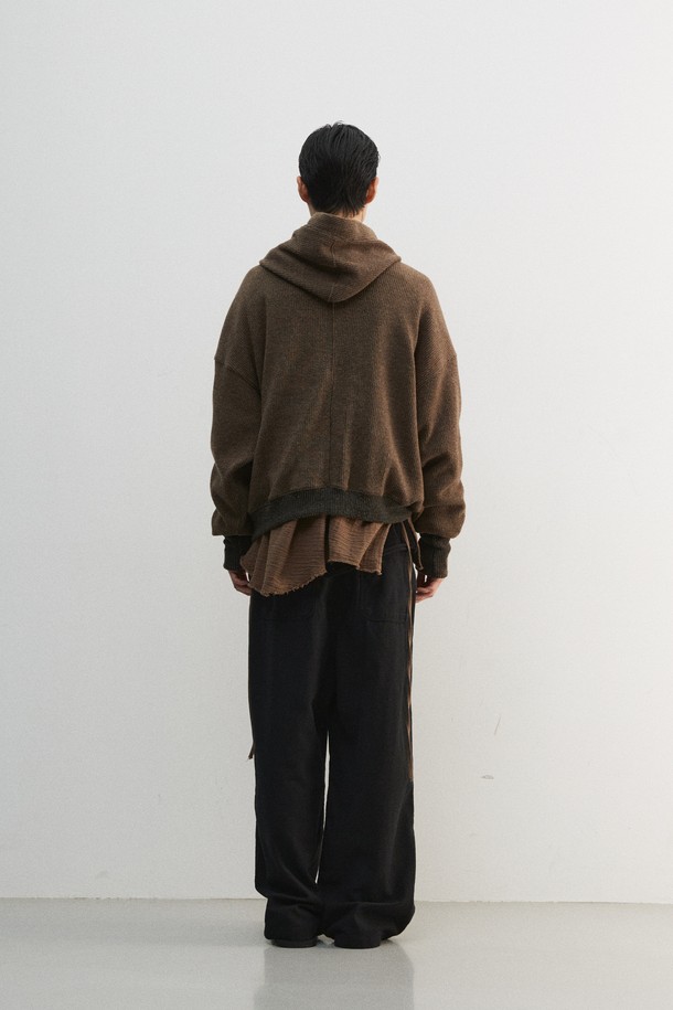 부드러운 울과 폴리에스테르 혼방 소재로 제작된 바라클라바 후디입니다. 멜란지 브라운 컬러와 골지 패턴이 포근하고 따뜻한 느낌을 주며, 가을, 겨울철에 착용하기 좋습니다. 루즈핏으로 편안한 착용감을 선사하며, 핑거홀과 배색 디테일이 돋보입니다. 후드가 있어 보온성을 높였으며, 집콕룩, 산책룩, 여행룩 등 다양한 TPO에 캐주얼, 미니멀, 스포티한 스타일로 활용하기 좋습니다. 두꺼운 두께감으로 추운 날씨에도 든든하게 몸을 감싸줍니다.
