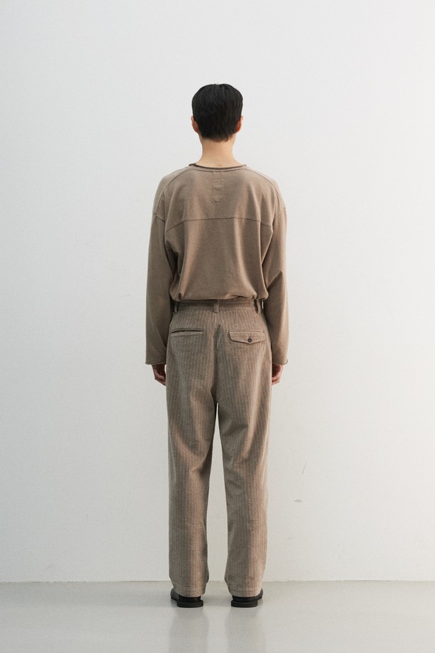 부드러운 벨벳 터치감과 컷오프 디테일이 돋보이는 "벨베티 컷 오프 롱 슬리브"입니다. 면 소재로 제작되어 사계절 내내 편안하게 착용 가능하며, 라운드넥과 레귤러핏으로 미니멀하고 베이직한 스타일을 연출합니다. 가먼트 워싱 처리로 자연스러운 멋을 더했으며, 어깨 제감 바인딩과 체인스티치 마감으로 튼튼하게 제작되었습니다. 출근룩이나 모임룩 등 다양한 TPO에 활용 가능하며, 미니멀, 클래식, 캐주얼 스타일을 즐겨 입는 분들께 추천합니다. 색상은 브라운입니다.
