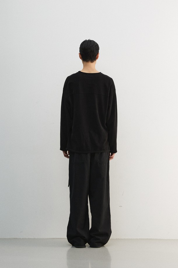 벨베티 컷 오프 롱 슬리브는 부드러운 벨벳 터치감으로 포근한 착용감을 선사합니다. 가먼트 워싱 처리로 자연스러운 멋을 더했으며, 컷오프 디테일과 어깨 제감 바인딩, 체인스티치로 포인트를 주어 미니멀하면서도 개성 있는 스타일을 연출합니다. 사계절 내내 활용 가능한 두꺼운 면 소재의 레귤러핏 티셔츠로, 출근룩이나 모임룩 등 다양한 TPO에 맞춰 클래식하고 캐주얼하게 스타일링할 수 있습니다. 라운드넥 디자인과 무지 패턴의 블랙 컬러는 어떤 코디에도 쉽게 매치되어 활용도가 높습니다.
