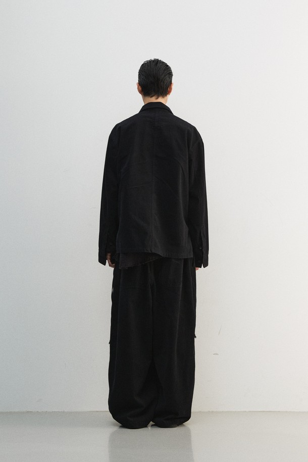 도트 패치 풀오버 셔츠는 튜닉 셔츠를 기반으로 한 젠더리스 디자인의 풀오버 셔츠입니다. 봄, 가을에 어울리는 두꺼운 면 소재로 제작되었으며, 블랙 컬러에 도트 패턴이 특징입니다. 루즈핏으로 편안함을 강조하며, 브이넥 디자인이 시원한 느낌을 줍니다. 피그먼트 염색, 기모 처리, 가먼트 워싱으로 독특한 질감을 살렸으며, 레이어드 스타일링에 용이하여 데이트룩, 모임룩, 캐주얼, 미니멀, 클래식 스타일 연출에 활용하기 좋습니다.
