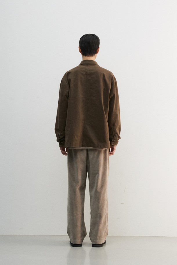 **도트 패치 풀오버 셔츠**는 남녀 모두 착용 가능한 캐주얼, 미니멀 스타일의 긴소매 셔츠입니다. 브라운 컬러의 면 소재로 제작되었으며, 튜닉 셔츠 스타일과 풀오버 디자인이 특징입니다. 뻣뻣한 촉감과 두꺼운 두께감으로 봄, 가을에 적합하며, 오버핏으로 편안하게 착용할 수 있습니다. 도트 무늬가 돋보이며, 앞 중심이 깊게 파인 브이넥 디자인으로 레이어드하여 다양한 스타일을 연출할 수 있습니다. 피그먼트 염색 기법을 사용하여 빈티지한 느낌을 더했습니다.
