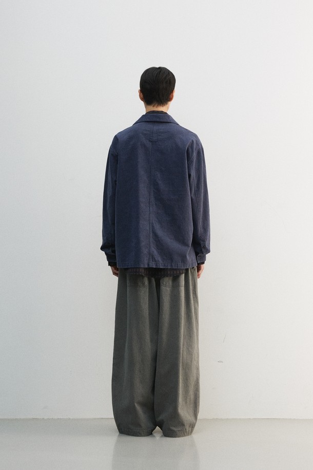 네이비 컬러의 도트 패턴이 돋보이는 젠더리스 풀오버 셔츠입니다. 봄, 가을에 어울리는 두꺼운 면 소재로 제작되어 뻣뻣한 촉감이 특징이며, 튜닉 형태와 크롭 기장으로 레이어드 스타일을 연출하기 좋습니다. 앞 중심 깊게 파인 디자인과 기모 처리, 피그먼트 워싱으로 빈티지한 멋을 더했습니다. 캐주얼, 클래식, 미니멀 스타일을 즐겨 입는 분들께 출근룩으로 추천하는 아이템입니다. 단추 없이 편안하게 착용할 수 있습니다.
