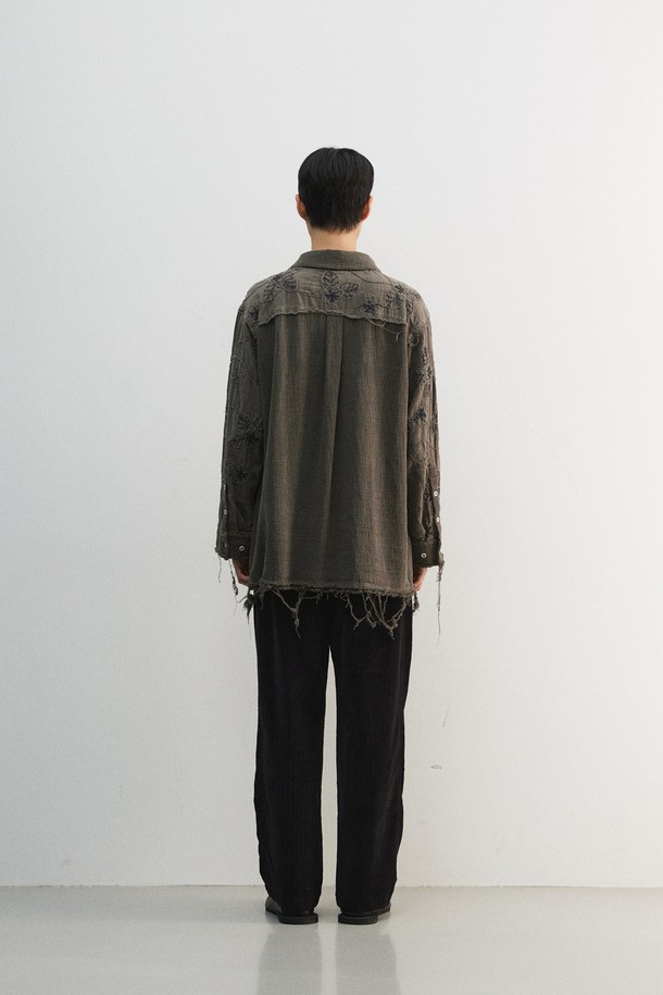 가을, 데이트룩을 위한 빈티지 무드의 다잉 플라워 셔츠입니다. 차이나칼라와 레귤러핏으로 클래식, 캐주얼, 레트로 스타일을 모두 소화합니다. 면 소재에 도톰한 두께감으로 제작되었으며, 가먼트 피그먼트 다잉 처리와 바이오 워싱을 통해 독특한 촉감을 선사합니다. 플라워 패턴과 컷오프, 올풀림 디테일이 돋보이며, 너트 단추를 사용하여 빈티지한 멋을 더했습니다. 긴 소매 기장의 레귤러핏 셔츠로, 어떤 하의와도 멋스럽게 어울립니다.
