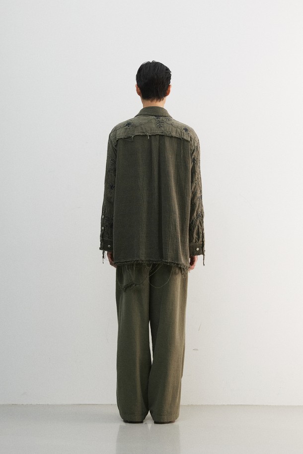 빈티지 무드의 다잉 플라워 셔츠입니다. 오프화이트 컬러 바탕에 플라워 패턴이 돋보이며, 가을에 어울리는 도톰한 두께감으로 제작되었습니다. 가먼트 피그먼트 다잉 처리와 바이오 워싱을 통해 독특한 촉감을 선사하며, 컷오프 및 올풀림 디테일로 유니크한 멋을 더했습니다. 레귤러핏으로 제작되어 편안하며, 너트 단추와 셔츠칼라 디자인으로 클래식하면서도 레트로한 스타일을 연출합니다. 데이트룩, 모임룩, 여행룩 등 다양한 TPO에 활용할 수 있는 캐주얼 셔츠입니다.
