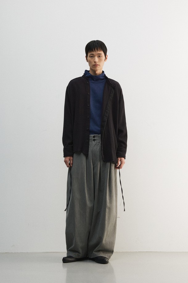 부드러운 면 소재의 거즈 이중직으로 제작되어 편안한 착용감을 선사하는 롱 셔츠입니다. 미니멀한 무드를 연출하며, 봄, 여름, 가을 세 계절 모두 활용 가능합니다. 차이나 칼라와 히든 버튼 여밈, 롱 기장으로 세련된 핏을 완성합니다. 불규칙 컷오프 마감과 레이어드 스타일, 스트링 여밈 디테일이 돋보입니다. 데이트룩, 모임룩 등 다양한 TPO에 미니멀, 클래식, 캐주얼 스타일로 연출하기 좋습니다.
