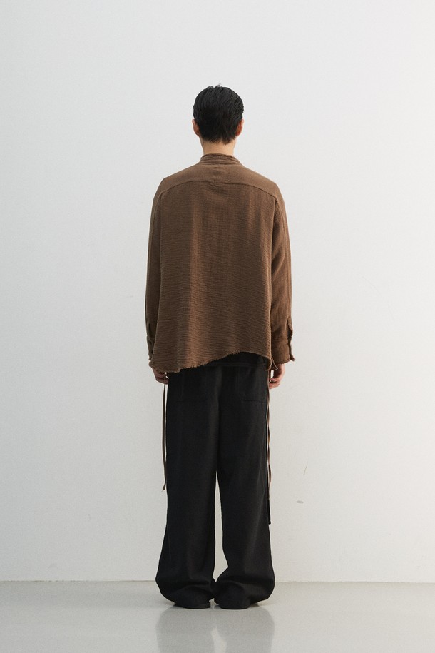 부드러운 면 소재의 거즈 레이어드 롱 셔츠입니다. 브라운 컬러의 셔츠로, 봄, 가을에 착용하기 좋습니다. 얇은 두께감과 레귤러핏으로 편안한 착용감을 선사하며, 베이직하고 캐주얼한 스타일을 연출합니다. 차이나칼라와 긴 소매, 히든버튼 여밈 방식이 특징이며, 이중직 거즈 소재와 불규칙 컷오프 마감, 동양적 여밈 방식, 스트링 디테일로 포인트를 더했습니다. 캐주얼, 미니멀, 클래식 스타일을 즐기는 남성분들께 추천합니다.
