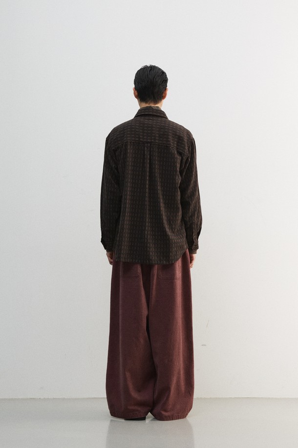 블랙 컬러의 울 자카드 셔츠입니다. 두꺼운 울 소재로 제작되어 겨울철에도 포근하게 착용할 수 있으며, 클래식한 스타일을 연출합니다. 플라워 자카드 패턴이 돋보이며, 차이나칼라와 긴 소매 기장으로 디자인되었습니다. 가먼트 워싱 처리하여 수축률을 안정화했고, 슬릿 체스트 포켓과 볼펜꽂이 기능을 더했습니다. 스탠다드핏 또는 루즈핏으로, 비즈니스 캐주얼 및 모임룩에 적합합니다.
