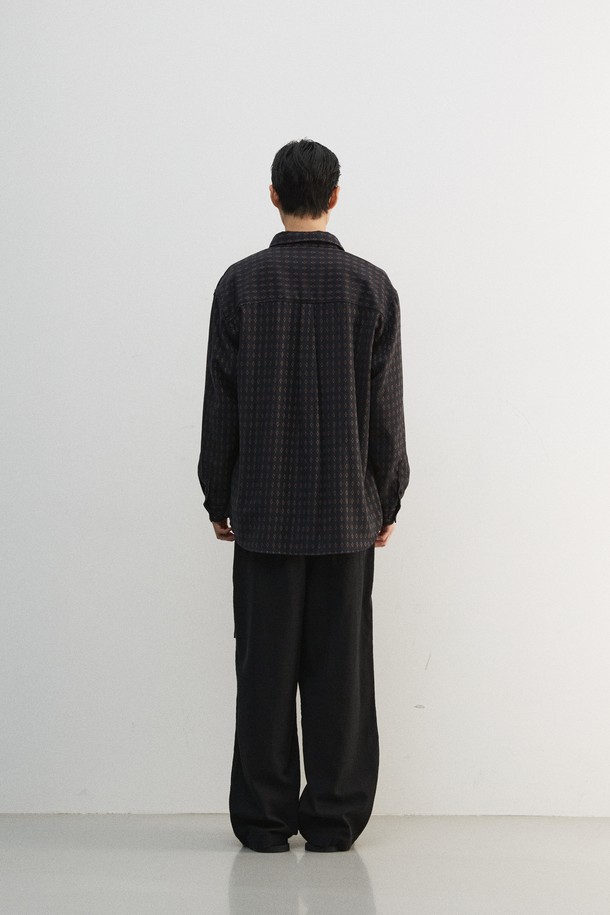 울 자카드 셔츠는 클래식하고 베이직한 스타일을 추구하는 남성들을 위한 겨울철 필수 아이템입니다. 블랙과 차콜 두 가지 색상으로 출시되었으며, 울 100% 소재로 제작되어 포근한 촉감을 선사합니다. 가먼트 워싱 처리를 통해 수축률을 안정화했으며, 슬릿 체스트 포켓과 볼펜꽂이 기능을 더하여 실용성을 높였습니다. 스탠다드핏 또는 루즈핏으로, 비즈니스 캐주얼, 출근룩, 모임룩 등 다양한 TPO에 활용 가능합니다. 자카드 플라워 패턴과 칼라 디자인이 돋보이는 긴 소매 셔츠로, 미니멀하고 시크한 스타일을 완성해보세요.
