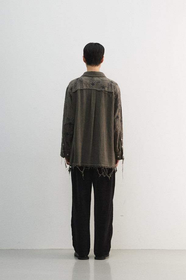 세련된 남성 출근룩을 완성하는 투 턱 코듀로이 팬츠입니다. 부드러운 코듀로이, 면, 폴리우레탄 혼방 소재로 제작되어 가을과 겨울, 따뜻하고 편안한 착용감을 선사합니다. 클래식하고 캐주얼한 무드를 넘나드는 벌룬핏과 무지 디자인은 미니멀한 스타일을 연출하며, 투 턱 디테일이 은은한 포인트를 더합니다. YKK 금속 지퍼, 소뿔 단추, 후면 비대칭 포켓, 가먼트 워싱 처리 등 섬세한 마감으로 완성도를 높였습니다. 블랙 컬러의 루즈핏 긴바지로, 어떤 상의와도 매치하기 용이합니다.
