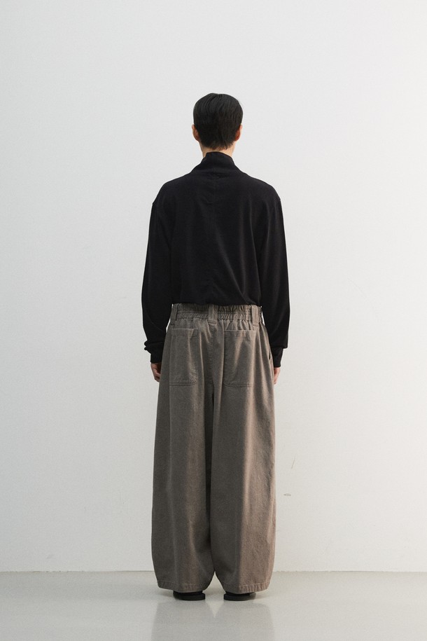 부드러운 면 소재에 도톰한 두께감으로 제작된 남성용 "문 자" 팬츠입니다. 그레이 컬러의 무지 디자인으로 미니멀하고 모던한 스타일을 연출하며, 편안한 루즈핏과 와이드, 벌룬핏의 조화로 트렌디함을 더했습니다. 피그먼트 염색, 바이오 워싱 가공, 2차 가먼트 워싱을 거쳐 빈티지한 매력을 살렸으며, 부드러운 촉감으로 편안한 착용감을 선사합니다. 소뿔 단추와 YKK 나일론 지퍼, 크롭 기장으로 디테일을 더해 산책룩, 집콕룩, 캐주얼, 클래식 등 다채로운 스타일링을 완성할 수 있습니다.
