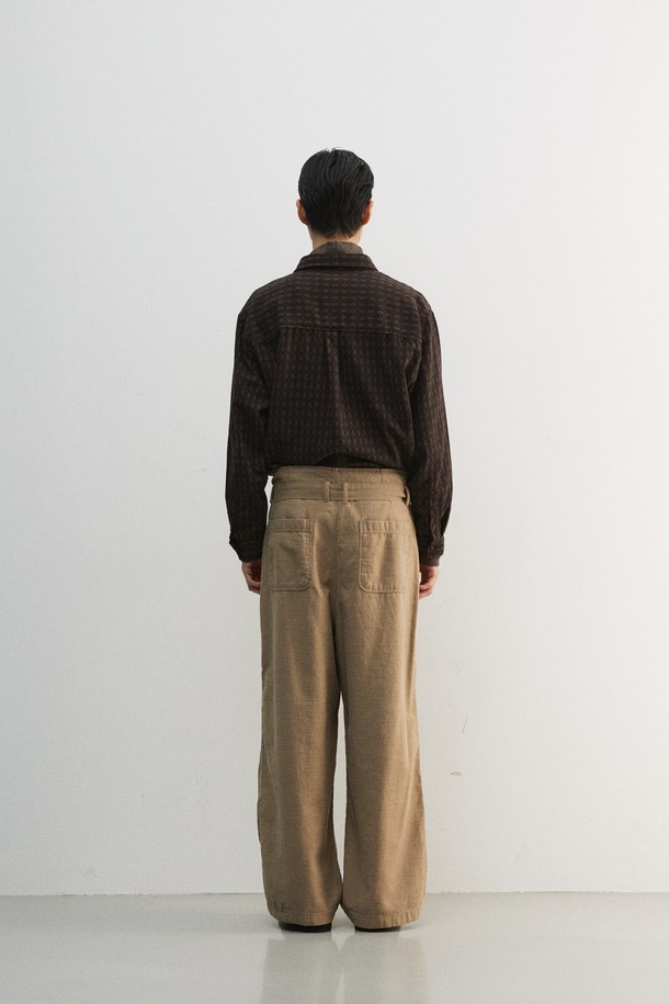 부드러운 면 소재의 슬럽 플리츠 벨티드 팬츠입니다. 빈티지하고 캐주얼한 스타일을 연출하기 좋으며, 봄, 가을에 착용하기 적합합니다. 루즈핏 와이드 레그 디자인으로 편안한 착용감을 선사하며, 벨트가 포함되어 있어 허리 라인을 잡아줍니다. 6개의 단추 디테일과 YKK 스냅 여밈, 가먼트 워싱 처리를 통해 완성도를 높였습니다. 베이지 컬러의 긴바지로, 일상생활에서 폭넓게 활용할 수 있습니다.
