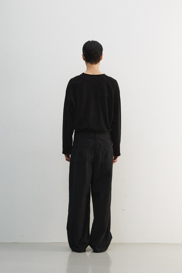 세련된 분위기를 연출하는 남성용 슬럽 플리츠 벨티드 팬츠입니다. 빈티지하면서도 캐주얼한 스타일로, 출근룩이나 비즈니스 캐주얼에 활용하기 좋습니다. 넉넉한 레귤러핏에 면 소재의 부드러운 촉감이 편안한 착용감을 선사합니다. 슬럽 패턴으로 은은한 멋을 더했으며, 6개의 소뿔 단추와 YKK 스냅 여밈, 허리 사이즈 조절 기능으로 실용성을 높였습니다. 가먼트 워싱 처리로 자연스러운 멋을 살린 블랙 컬러의 긴바지입니다.
