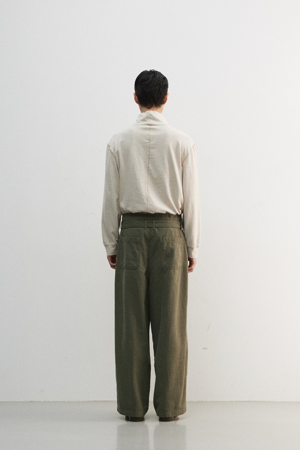 **슬럽 플리츠 벨티드 팬츠**는 봄, 여름, 가을 시즌에 착용하기 좋은 남성용 바지입니다. 카키와 올리브 두 가지 색상으로 출시되었으며, 슬럽 패턴의 면 소재로 제작되어 부드러운 촉감을 자랑합니다. 얇은 두께감과 루즈핏 와이드 스타일로 편안한 착용감을 선사하며, 6개의 소뿔 단추와 YKK 스냅 여밈, 가먼트 워싱 처리를 통해 빈티지하면서도 캐주얼한 무드를 연출합니다. 허리 사이즈 조절이 가능한 벨트형 밴딩 디자인으로, 일상복으로 활용하기 좋습니다.
