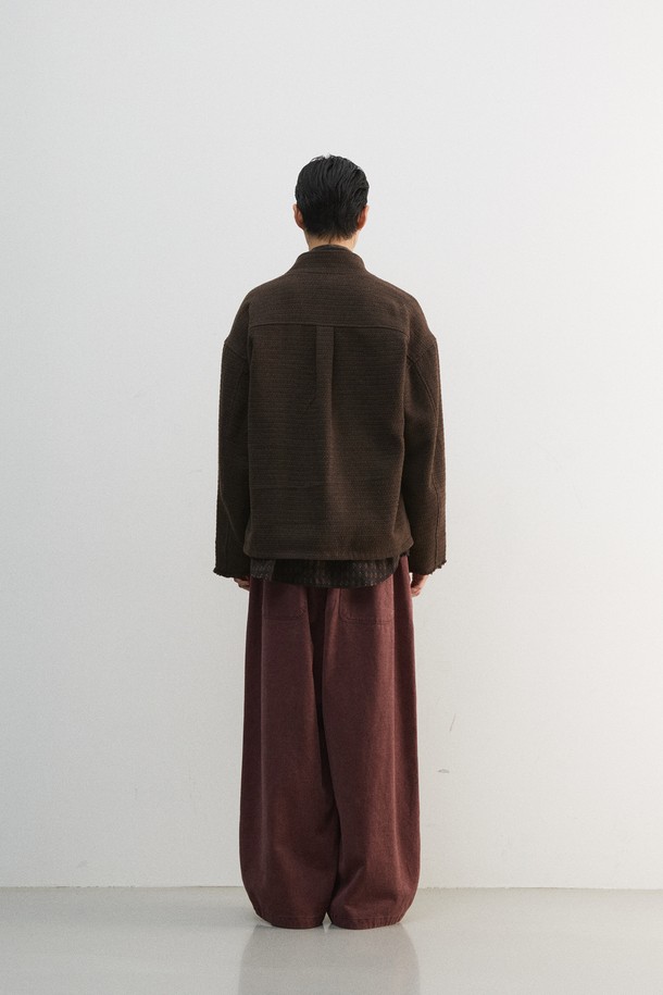 세련된 무드의 카라리스 트위드 가디건입니다. 울과 폴리에스터 혼방 소재로 제작되어 간절기에 포근함을 선사하며, 레귤러핏 디자인으로 편안하게 착용할 수 있습니다. 브라운, 다크브라운 두 가지 색상으로 출시되었으며, 모던하고 미니멀한 스타일을 연출하기 좋습니다. 칼라리스 디자인과 구김이 적은 소재, 기계세탁 가능하여 실용성을 높였습니다. 출근룩과 모임룩, 그리고 클래식, 미니멀, 캐주얼 등 다양한 스타일과 매치하여 멋스러운 룩을 완성해보세요.
