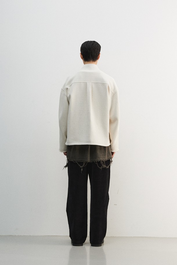 베이지 컬러의 카라리스 트위드 가디건입니다. 울과 폴리에스테르 혼방 소재로 제작되어 포근한 촉감과 두꺼운 두께감을 자랑하며, 간절기에 입기 좋습니다. 뒷목 중심 부분의 각도를 높여 편안함을 더했으며, 구김이 적어 관리가 용이합니다. 오픈형 디자인과 레귤러핏으로 모던하고 미니멀한 스타일을 연출하며, 다양한 이너와 레이어드하여 데이트룩, 모임룩, 클래식, 미니멀, 캐주얼 등 폭넓은 스타일을 소화할 수 있습니다. 기계 세탁이 가능하여 실용적입니다.
