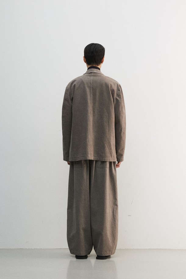 빈티지 컷 오프 블레이저는 남성용으로, 봄, 가을에 어울리는 루즈핏의 크롭 블레이저입니다. 부드러운 면 소재에 도톰한 두께감으로 제작되었으며, 그레이 컬러에 무지 패턴으로 캐주얼하고 클래식한 스타일을 연출합니다. 컷 오프 디테일, 가먼트 워싱, 피그먼트 염색, 스탠드업 칼라 등의 특징을 갖추고 있으며, 싱글 버튼 여밈 방식과 긴 소매 기장으로 디자인되었습니다. 출근룩과 비즈니스 캐주얼에 활용하기 좋으며, 미니멀한 스타일을 선호하는 분들께 추천합니다.
