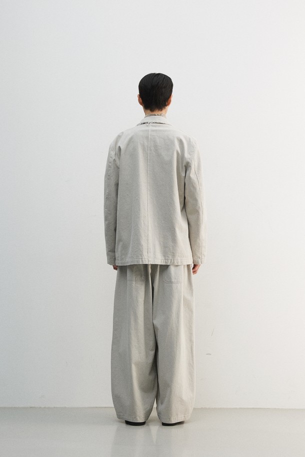 빈티지 컷 오프 블레이저는 남성용 아우터로, 봄, 가을에 착용하기 좋습니다. 베이지와 그레이 두 가지 색상으로 출시되었으며, 컷 오프 디테일과 가먼트 워싱, 피그먼트 염색 기법이 빈티지한 무드를 더합니다. 스탠드업 칼라와 패드리스 디자인으로 편안한 착용감을 선사하며, 루즈핏과 싱글 버튼 여밈으로 캐주얼하고 클래식한 스타일을 연출합니다. 면 소재의 도톰한 두께감과 부드러운 촉감, 긴 소매 기장이 특징이며, 출근룩과 비즈니스 캐주얼에 활용하기 좋습니다.
