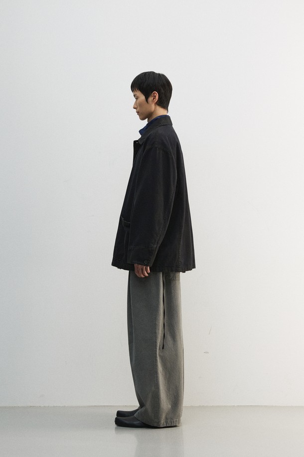 블랙 컬러의 빈티지 워크 재킷입니다. 면 소재에 보통 두께감으로 봄, 가을에 착용하기 좋습니다. 루즈핏으로 편안한 착용감을 선사하며, 넓은 칼라와 아웃포켓, 버튼 여밈 디테일이 특징입니다. 젠더리스 스타일로 남녀 모두 착용 가능하며, 오일 더티 브러쉬 가공과 디스 가공으로 빈티지한 무드를 더했습니다. 출근룩, 모임룩 등 캐주얼, 클래식, 워크웨어 스타일을 즐겨 입는 분들께 추천합니다.
