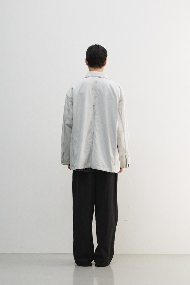 빈티지 워크 재킷은 남녀 모두 착용 가능한 젠더리스 스타일의 아우터입니다. 아이보리, 베이지 두 가지 색상으로 출시되었으며, 봄, 가을에 어울리는 보통 두께감의 면 소재로 제작되었습니다. 레귤러 기장에 루즈핏으로 편안한 착용감을 선사하며, 넓은 칼라와 아웃포켓, 버튼 여밈 디테일이 특징입니다. 오일 더티 브러쉬 가공 및 디스 가공을 더해 빈티지 워크웨어 무드를 강조했으며, 출근룩과 데이트룩 등 다양한 TPO에 활용 가능합니다.
