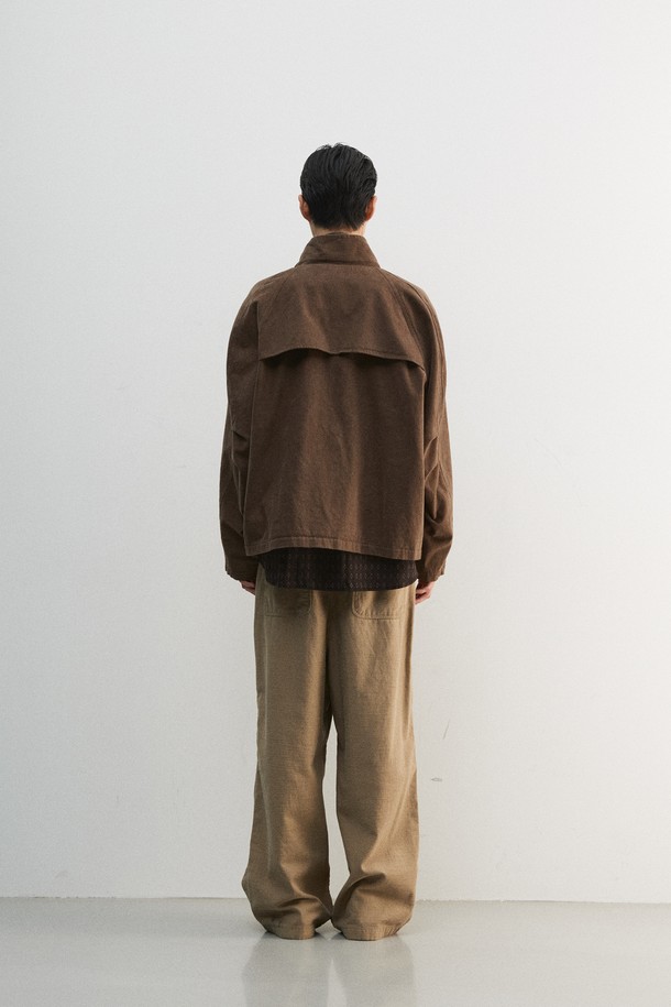 미니멀하고 세련된 남성용 크롭 하이넥 블루종입니다. 부드러운 면 소재로 제작되어 편안한 착용감을 선사하며, 봄, 가을 간절기에 적합합니다. 하이넥 칼라와 YKK 엔틱 골드 지퍼, 리얼 가죽 지퍼 풀러 디테일이 고급스러운 무드를 더합니다. 가먼트 워싱 처리로 자연스러운 멋을 살렸으며, 큐프라, 폴리에스터, 면 혼방 안감으로 활동성을 높였습니다. 데이트룩, 출근룩, 모임룩 등 다양한 TPO에 활용 가능한 레귤러핏 블루종입니다.
