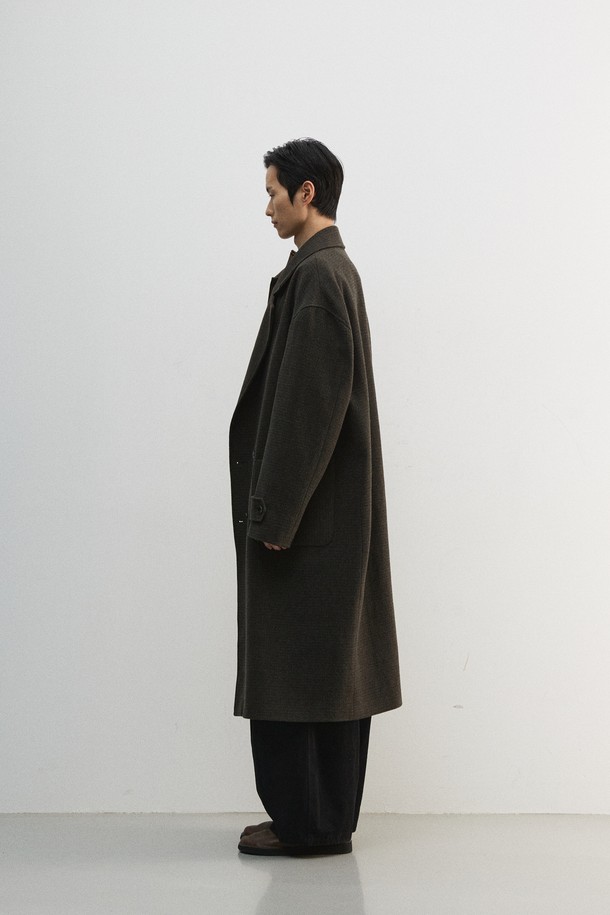 올리브와 오렌지 컬러의 맥시 체크 코트입니다. 울과 폴리에스터 혼방 소재로 제작되어 부드러운 촉감과 두꺼운 두께감을 자랑하며, 가을과 겨울에 따뜻하게 착용할 수 있습니다. 더블 버튼, 오버핏 디자인으로 클래식하면서도 모던한 스타일을 연출하며, 헤링본 체크 패턴이 세련된 느낌을 더합니다. 스탠드업 칼라, 너트 단추, 스웨이드 터치 배색 디테일이 돋보이는 더블 코트로, 출근룩, 모임룩, 데이트룩 등 다양한 TPO에 활용 가능하며, 미니멀, 시크 스타일을 즐기는 남성분들께 추천합니다. 안감은 폴리에스터와 큐프라로 마감되었습니다.
