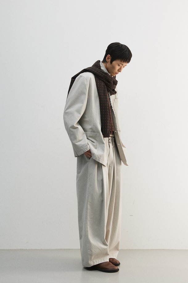 부드럽고 포근한 촉감이 특징인 울 자카드 머플러입니다. 다크 브라운 컬러에 플라워 자카드 패턴이 더해져 클래식하고 미니멀한, 그리고 캐주얼한 스타일을 연출합니다. 가을과 겨울철, 데일리 출근룩에 매치하기 좋으며, 적당한 두께감으로 보온성을 높였습니다. 양면 사용이 가능하며 가먼트 워싱 처리로 세탁 및 관리가 용이합니다.
