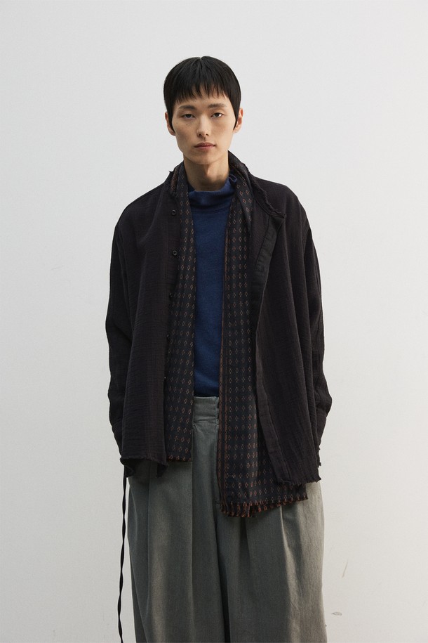 블랙 컬러의 울 자카드 머플러입니다. 포근하고 부드러운 촉감의 울 소재로 제작되어 가을, 겨울철 보온성을 책임집니다. 플라워 자카드 패턴으로 클래식하고 베이직한 스타일을 연출하며, 출근룩과 모임룩에 모두 잘 어울립니다. 양면 사용이 가능하며, 가먼트 워싱 처리로 세탁 관리가 용이합니다. 미니멀, 캐주얼 스타일에도 포인트 아이템으로 활용하기 좋습니다.
