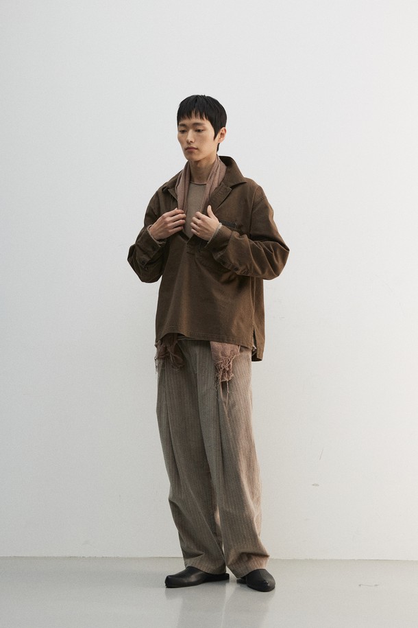 부드러운 면과 린넨 혼방 소재로 제작된 소프트 다잉 머플러입니다. 가먼트 피그먼트 다잉 기법으로 은은한 브라운 컬러를 표현했으며, 물결 조직감과 자연스러운 올 풀림 디테일이 특징입니다. 얇은 두께감으로 가을 시즌에 산책룩, 여행룩 등 캐주얼하고 미니멀한 스타일에 매치하기 좋습니다. 베이직한 디자인으로 다양한 룩에 활용 가능한 머플러입니다.
