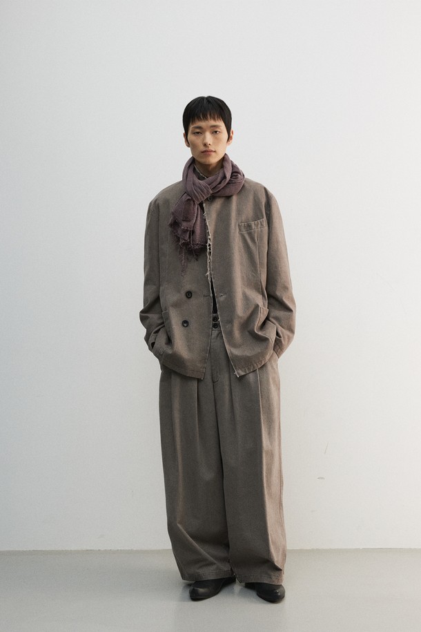 가을 분위기를 담은 소프트 다잉 머플러입니다. 면과 린넨 혼방 소재로 제작되어 부드러운 촉감과 가벼운 착용감을 선사하며, 가먼트 피그먼트 다잉 기법으로 은은하고 자연스러운 가을빛 컬러를 표현했습니다. 얇은 두께감과 물결 조직감, 컷오프 디자인이 어우러져 내추럴하면서도 캐주얼한 스타일을 연출하며, 산책룩, 여행룩 등 다양한 TPO에 활용하기 좋습니다. 자연스러운 올 풀림 효과로 빈티지한 멋을 더해 미니멀, 클래식 스타일에도 잘 어울립니다.
