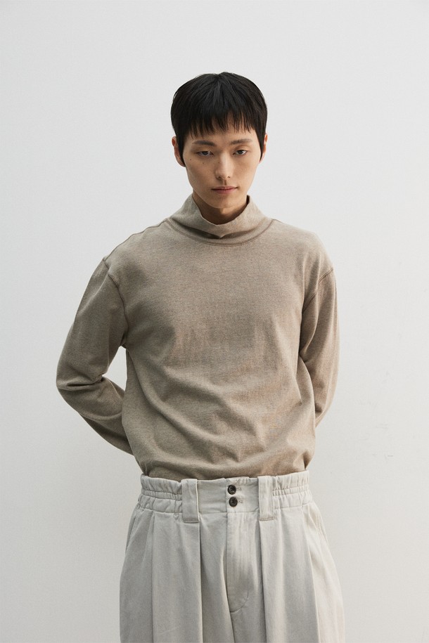 멜란지 컬러의 크롭 루즈드 터틀넥 티셔츠입니다. 면 소재로 제작되어 부드러운 촉감을 선사하며, 가을/겨울 시즌에 착용하기 좋습니다. 8cm 높이의 터틀넥 디자인과 배색 컬러 스티치 포인트가 특징이며, 넥 너비가 넓어 입고 벗기 용이합니다. 루즈핏으로 편안한 착용감을 제공하며, 베이직한 스타일로 출근룩, 모임룩, 클래식, 미니멀, 캐주얼 등 다양한 TPO와 스타일에 매치하기 좋습니다. 긴소매와 두꺼운 두께감으로 따뜻하게 착용할 수 있습니다.
