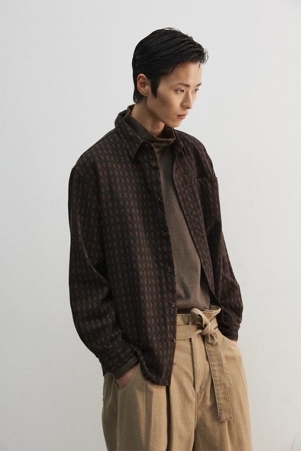 가을, 겨울 시즌, 남성을 위한 크롭 루즈드 터틀넥 티셔츠입니다. 차콜, 네이비 두 가지 멜란지 컬러로 출시되었으며, 베이직하고 미니멀한 스타일을 연출합니다. 부드러운 면 소재에 두꺼운 두께감으로 포근함을 더하고, 8cm 높이의 터틀넥 디자인이 특징입니다. 배색 스티치 포인트와 루즈핏, 긴 소매 기장으로 트렌디함을 강조했으며, 일상 및 출근룩에 활용하기 좋습니다. 기계 세탁이 가능하여 관리가 용이합니다.
