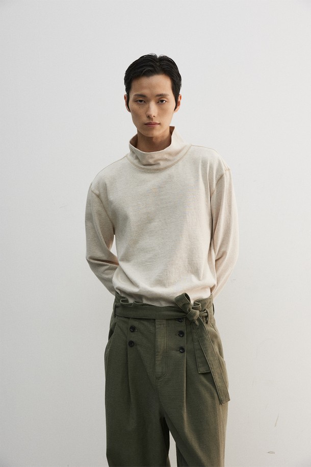 **크롭 루즈드 터틀넥 티셔츠**는 베이직하면서도 미니멀한 스타일을 추구하는 분들을 위한 아이템입니다. 가을, 겨울 시즌에 어울리는 부드러운 면 소재로 제작되었으며, 멜란지 베이지 컬러가 은은한 분위기를 자아냅니다. 루즈핏과 크롭 기장으로 트렌디함을 더하고, 배색 스티치 포인트가 밋밋함을 덜어줍니다. 터틀넥 디자인으로 보온성을 높였으며, 출근룩과 모임룩 등 다양한 TPO에 활용 가능합니다.
