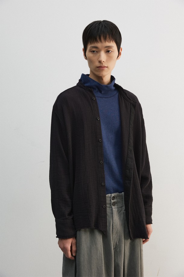 가을, 겨울 시즌에 어울리는 크롭 루즈드 터틀넥 티셔츠입니다. 부드러운 면 소재로 제작되어 편안한 착용감을 선사하며, 멜란지 컬러와 배색 스티치 포인트가 은은한 멋을 더합니다. 8cm 높이의 터틀넥 디자인과 루즈핏으로 트렌디한 스타일을 연출하며, 출근룩이나 모임룩 등 다양한 TPO에 활용 가능합니다. 미니멀, 클래식, 캐주얼 등 어떤 스타일에도 잘 어울리는 활용도 높은 아이템으로, 네이비와 차콜 두 가지 색상으로 만나보세요. 기계세탁이 가능하여 관리가 용이합니다.
