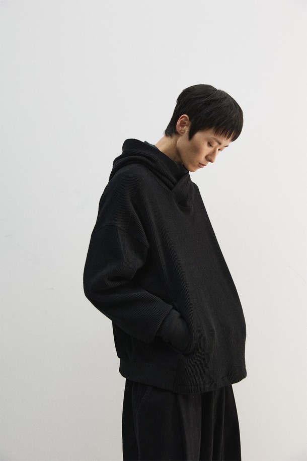 블랙 컬러의 남성용 바라클라바 후디입니다. 가을, 겨울 시즌에 어울리는 두꺼운 두께감의 루즈핏으로, 부드러운 울과 폴리에스터 혼방 소재를 사용하여 편안한 착용감을 선사합니다. 핑거홀 디테일과 립 밴드 없는 소매단, 멜란지 컬러감과 투톤 편직이 특징이며, 가먼트 워싱 처리를 통해 자연스러운 멋을 더했습니다. 미니멀, 스포티, 캐주얼 스타일을 즐기는 출근룩에 활용하기 좋습니다. 신축성이 있어 활동성을 높여줍니다.
