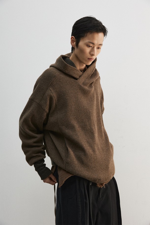 부드러운 울과 폴리에스테르 혼방 소재로 제작된 바라클라바 후디입니다. 멜란지 브라운 컬러와 골지 패턴이 포근하고 따뜻한 느낌을 주며, 가을, 겨울철에 착용하기 좋습니다. 루즈핏으로 편안한 착용감을 선사하며, 핑거홀과 배색 디테일이 돋보입니다. 후드가 있어 보온성을 높였으며, 집콕룩, 산책룩, 여행룩 등 다양한 TPO에 캐주얼, 미니멀, 스포티한 스타일로 활용하기 좋습니다. 두꺼운 두께감으로 추운 날씨에도 든든하게 몸을 감싸줍니다.
