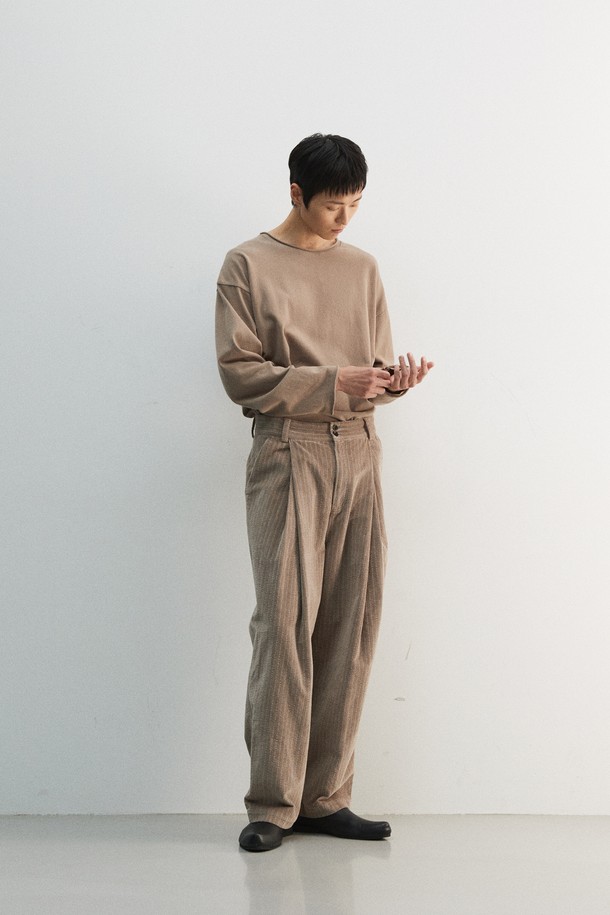 부드러운 벨벳 터치감과 컷오프 디테일이 돋보이는 "벨베티 컷 오프 롱 슬리브"입니다. 면 소재로 제작되어 사계절 내내 편안하게 착용 가능하며, 라운드넥과 레귤러핏으로 미니멀하고 베이직한 스타일을 연출합니다. 가먼트 워싱 처리로 자연스러운 멋을 더했으며, 어깨 제감 바인딩과 체인스티치 마감으로 튼튼하게 제작되었습니다. 출근룩이나 모임룩 등 다양한 TPO에 활용 가능하며, 미니멀, 클래식, 캐주얼 스타일을 즐겨 입는 분들께 추천합니다. 색상은 브라운입니다.
