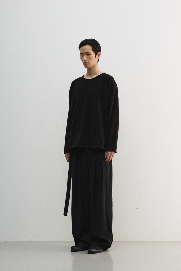 벨베티 컷 오프 롱 슬리브는 부드러운 벨벳 터치감으로 포근한 착용감을 선사합니다. 가먼트 워싱 처리로 자연스러운 멋을 더했으며, 컷오프 디테일과 어깨 제감 바인딩, 체인스티치로 포인트를 주어 미니멀하면서도 개성 있는 스타일을 연출합니다. 사계절 내내 활용 가능한 두꺼운 면 소재의 레귤러핏 티셔츠로, 출근룩이나 모임룩 등 다양한 TPO에 맞춰 클래식하고 캐주얼하게 스타일링할 수 있습니다. 라운드넥 디자인과 무지 패턴의 블랙 컬러는 어떤 코디에도 쉽게 매치되어 활용도가 높습니다.
