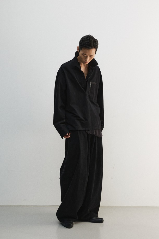 도트 패치 풀오버 셔츠는 튜닉 셔츠를 기반으로 한 젠더리스 디자인의 풀오버 셔츠입니다. 봄, 가을에 어울리는 두꺼운 면 소재로 제작되었으며, 블랙 컬러에 도트 패턴이 특징입니다. 루즈핏으로 편안함을 강조하며, 브이넥 디자인이 시원한 느낌을 줍니다. 피그먼트 염색, 기모 처리, 가먼트 워싱으로 독특한 질감을 살렸으며, 레이어드 스타일링에 용이하여 데이트룩, 모임룩, 캐주얼, 미니멀, 클래식 스타일 연출에 활용하기 좋습니다.
