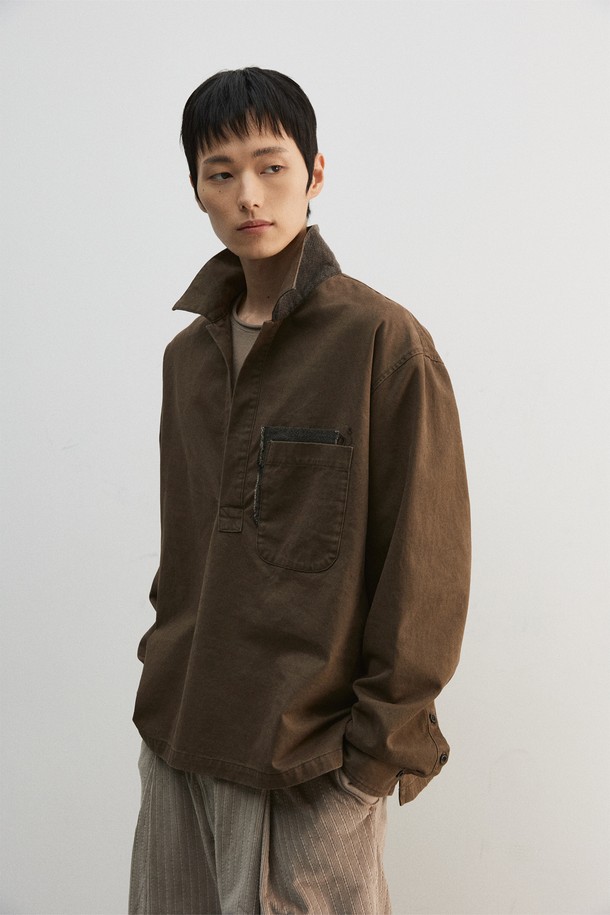 **도트 패치 풀오버 셔츠**는 남녀 모두 착용 가능한 캐주얼, 미니멀 스타일의 긴소매 셔츠입니다. 브라운 컬러의 면 소재로 제작되었으며, 튜닉 셔츠 스타일과 풀오버 디자인이 특징입니다. 뻣뻣한 촉감과 두꺼운 두께감으로 봄, 가을에 적합하며, 오버핏으로 편안하게 착용할 수 있습니다. 도트 무늬가 돋보이며, 앞 중심이 깊게 파인 브이넥 디자인으로 레이어드하여 다양한 스타일을 연출할 수 있습니다. 피그먼트 염색 기법을 사용하여 빈티지한 느낌을 더했습니다.
