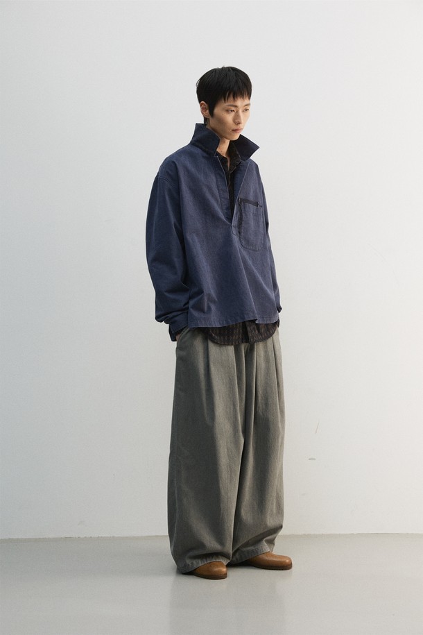 네이비 컬러의 도트 패턴이 돋보이는 젠더리스 풀오버 셔츠입니다. 봄, 가을에 어울리는 두꺼운 면 소재로 제작되어 뻣뻣한 촉감이 특징이며, 튜닉 형태와 크롭 기장으로 레이어드 스타일을 연출하기 좋습니다. 앞 중심 깊게 파인 디자인과 기모 처리, 피그먼트 워싱으로 빈티지한 멋을 더했습니다. 캐주얼, 클래식, 미니멀 스타일을 즐겨 입는 분들께 출근룩으로 추천하는 아이템입니다. 단추 없이 편안하게 착용할 수 있습니다.
