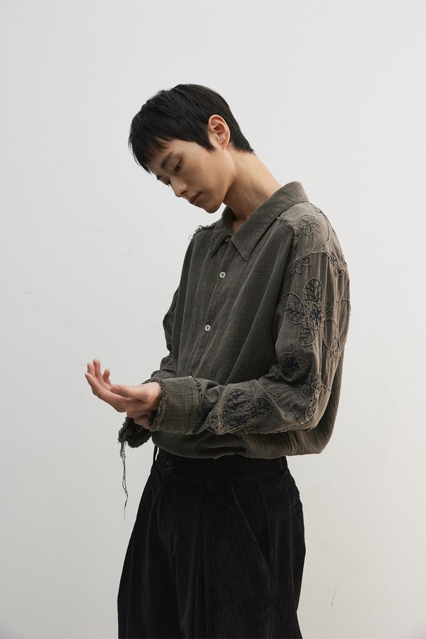 가을, 데이트룩을 위한 빈티지 무드의 다잉 플라워 셔츠입니다. 차이나칼라와 레귤러핏으로 클래식, 캐주얼, 레트로 스타일을 모두 소화합니다. 면 소재에 도톰한 두께감으로 제작되었으며, 가먼트 피그먼트 다잉 처리와 바이오 워싱을 통해 독특한 촉감을 선사합니다. 플라워 패턴과 컷오프, 올풀림 디테일이 돋보이며, 너트 단추를 사용하여 빈티지한 멋을 더했습니다. 긴 소매 기장의 레귤러핏 셔츠로, 어떤 하의와도 멋스럽게 어울립니다.
