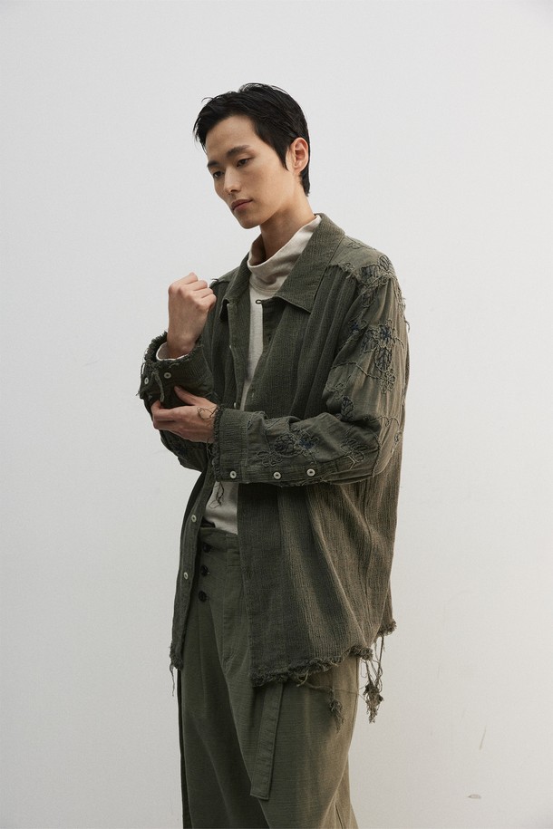 빈티지 무드의 다잉 플라워 셔츠입니다. 오프화이트 컬러 바탕에 플라워 패턴이 돋보이며, 가을에 어울리는 도톰한 두께감으로 제작되었습니다. 가먼트 피그먼트 다잉 처리와 바이오 워싱을 통해 독특한 촉감을 선사하며, 컷오프 및 올풀림 디테일로 유니크한 멋을 더했습니다. 레귤러핏으로 제작되어 편안하며, 너트 단추와 셔츠칼라 디자인으로 클래식하면서도 레트로한 스타일을 연출합니다. 데이트룩, 모임룩, 여행룩 등 다양한 TPO에 활용할 수 있는 캐주얼 셔츠입니다.
