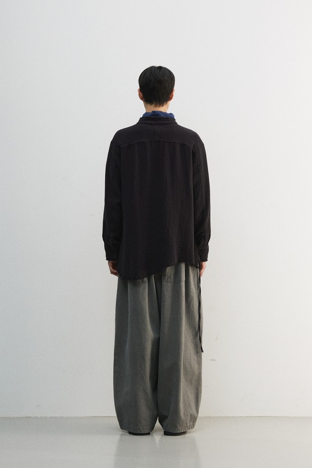 부드러운 면 소재의 거즈 이중직으로 제작되어 편안한 착용감을 선사하는 롱 셔츠입니다. 미니멀한 무드를 연출하며, 봄, 여름, 가을 세 계절 모두 활용 가능합니다. 차이나 칼라와 히든 버튼 여밈, 롱 기장으로 세련된 핏을 완성합니다. 불규칙 컷오프 마감과 레이어드 스타일, 스트링 여밈 디테일이 돋보입니다. 데이트룩, 모임룩 등 다양한 TPO에 미니멀, 클래식, 캐주얼 스타일로 연출하기 좋습니다.
