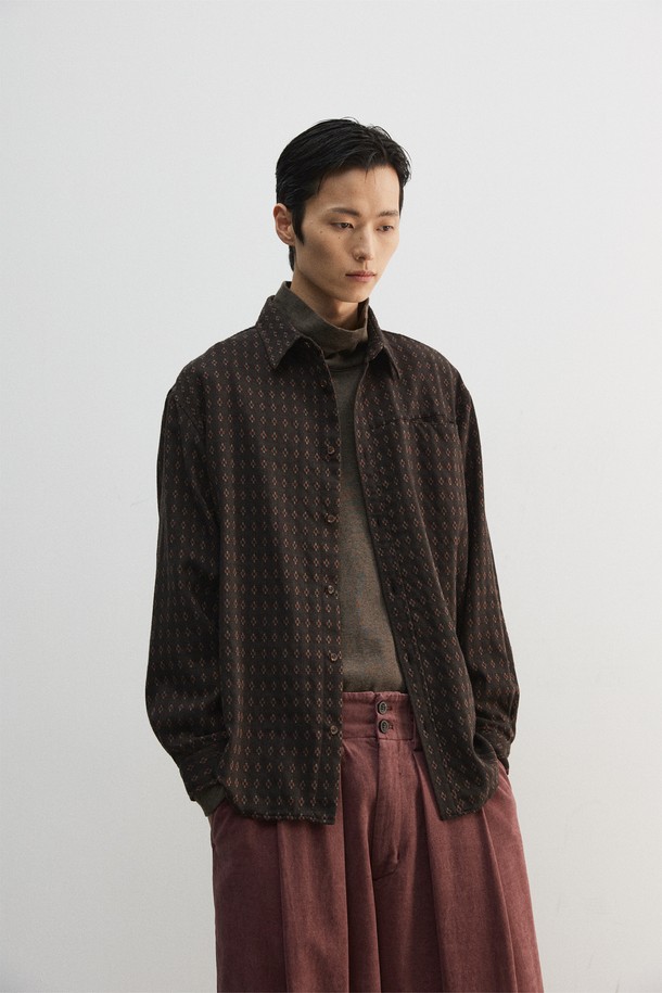 블랙 컬러의 울 자카드 셔츠입니다. 두꺼운 울 소재로 제작되어 겨울철에도 포근하게 착용할 수 있으며, 클래식한 스타일을 연출합니다. 플라워 자카드 패턴이 돋보이며, 차이나칼라와 긴 소매 기장으로 디자인되었습니다. 가먼트 워싱 처리하여 수축률을 안정화했고, 슬릿 체스트 포켓과 볼펜꽂이 기능을 더했습니다. 스탠다드핏 또는 루즈핏으로, 비즈니스 캐주얼 및 모임룩에 적합합니다.
