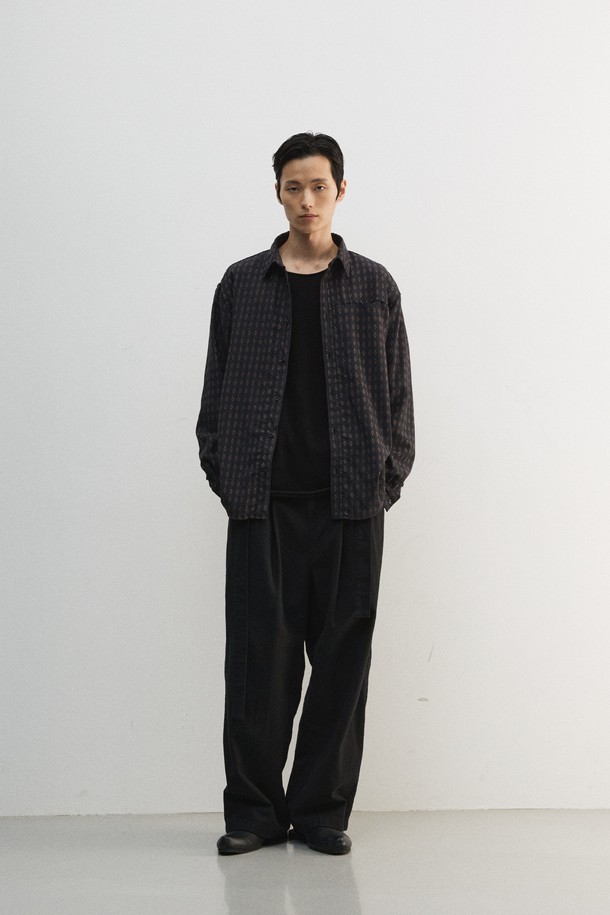 울 자카드 셔츠는 클래식하고 베이직한 스타일을 추구하는 남성들을 위한 겨울철 필수 아이템입니다. 블랙과 차콜 두 가지 색상으로 출시되었으며, 울 100% 소재로 제작되어 포근한 촉감을 선사합니다. 가먼트 워싱 처리를 통해 수축률을 안정화했으며, 슬릿 체스트 포켓과 볼펜꽂이 기능을 더하여 실용성을 높였습니다. 스탠다드핏 또는 루즈핏으로, 비즈니스 캐주얼, 출근룩, 모임룩 등 다양한 TPO에 활용 가능합니다. 자카드 플라워 패턴과 칼라 디자인이 돋보이는 긴 소매 셔츠로, 미니멀하고 시크한 스타일을 완성해보세요.
