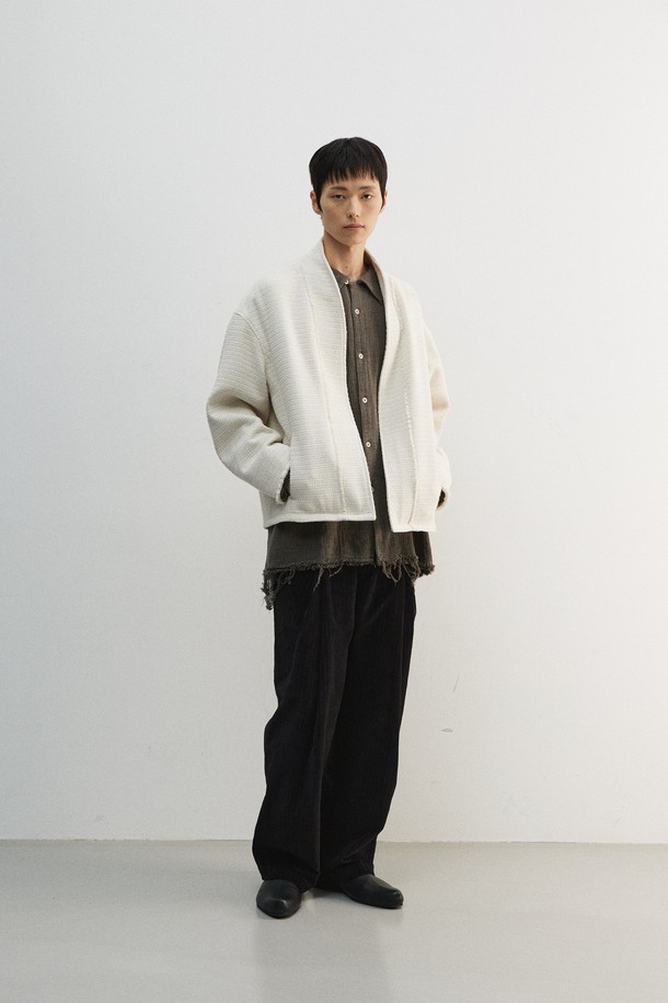 세련된 남성 출근룩을 완성하는 투 턱 코듀로이 팬츠입니다. 부드러운 코듀로이, 면, 폴리우레탄 혼방 소재로 제작되어 가을과 겨울, 따뜻하고 편안한 착용감을 선사합니다. 클래식하고 캐주얼한 무드를 넘나드는 벌룬핏과 무지 디자인은 미니멀한 스타일을 연출하며, 투 턱 디테일이 은은한 포인트를 더합니다. YKK 금속 지퍼, 소뿔 단추, 후면 비대칭 포켓, 가먼트 워싱 처리 등 섬세한 마감으로 완성도를 높였습니다. 블랙 컬러의 루즈핏 긴바지로, 어떤 상의와도 매치하기 용이합니다.
