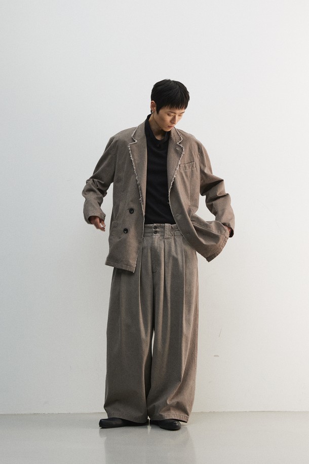 부드러운 면 소재에 도톰한 두께감으로 제작된 남성용 "문 자" 팬츠입니다. 그레이 컬러의 무지 디자인으로 미니멀하고 모던한 스타일을 연출하며, 편안한 루즈핏과 와이드, 벌룬핏의 조화로 트렌디함을 더했습니다. 피그먼트 염색, 바이오 워싱 가공, 2차 가먼트 워싱을 거쳐 빈티지한 매력을 살렸으며, 부드러운 촉감으로 편안한 착용감을 선사합니다. 소뿔 단추와 YKK 나일론 지퍼, 크롭 기장으로 디테일을 더해 산책룩, 집콕룩, 캐주얼, 클래식 등 다채로운 스타일링을 완성할 수 있습니다.
